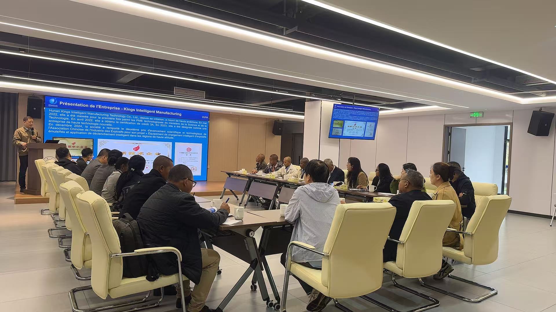 非洲某國家國防部軍工廠代表團考察湖南金石智造炸藥生產(chǎn)全新模式和裝藥車最新技術